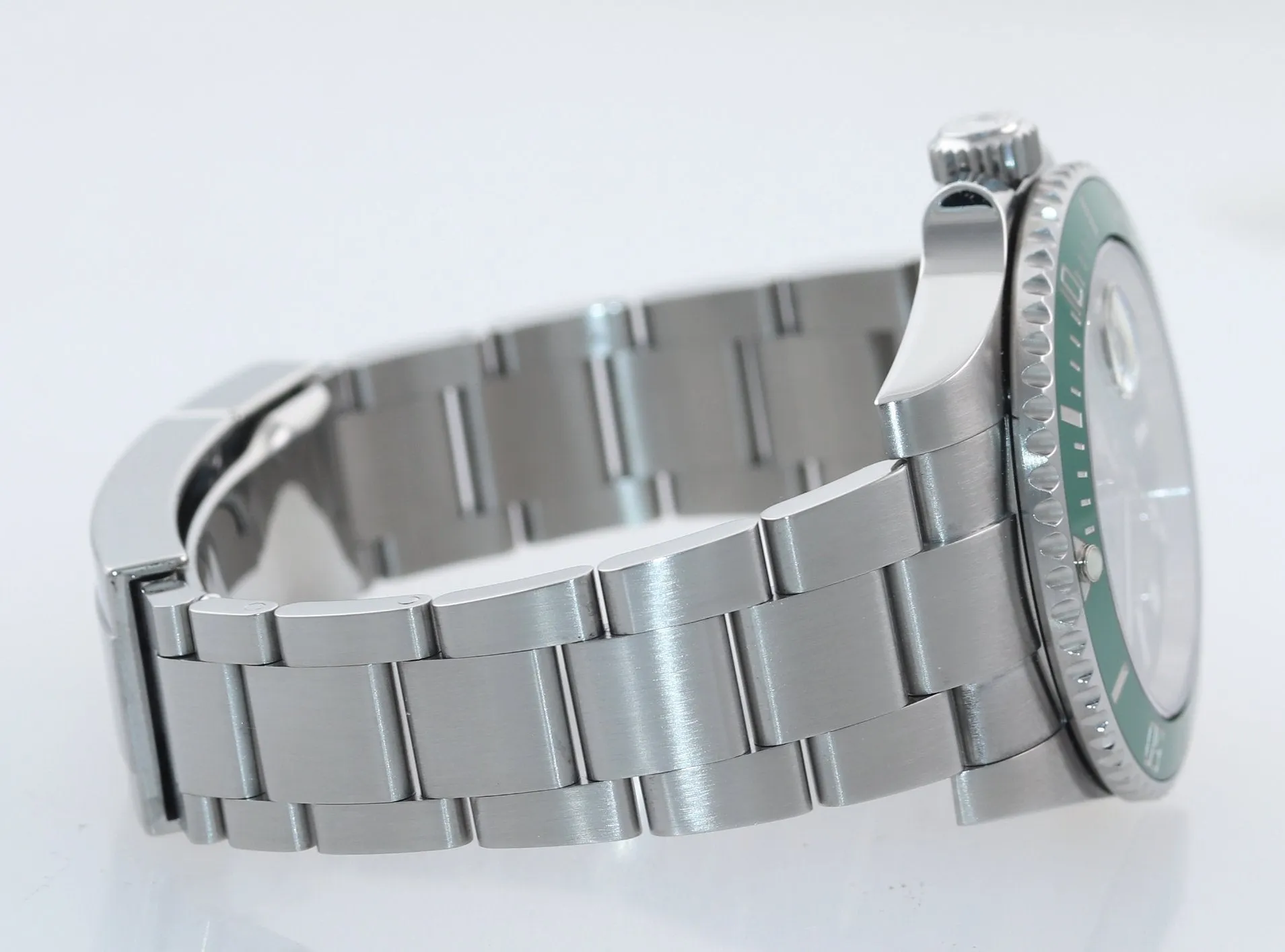 DISCONTINUED 2020 Rolex Submariner Hulk 116610LV Green Ceramic Watch Box