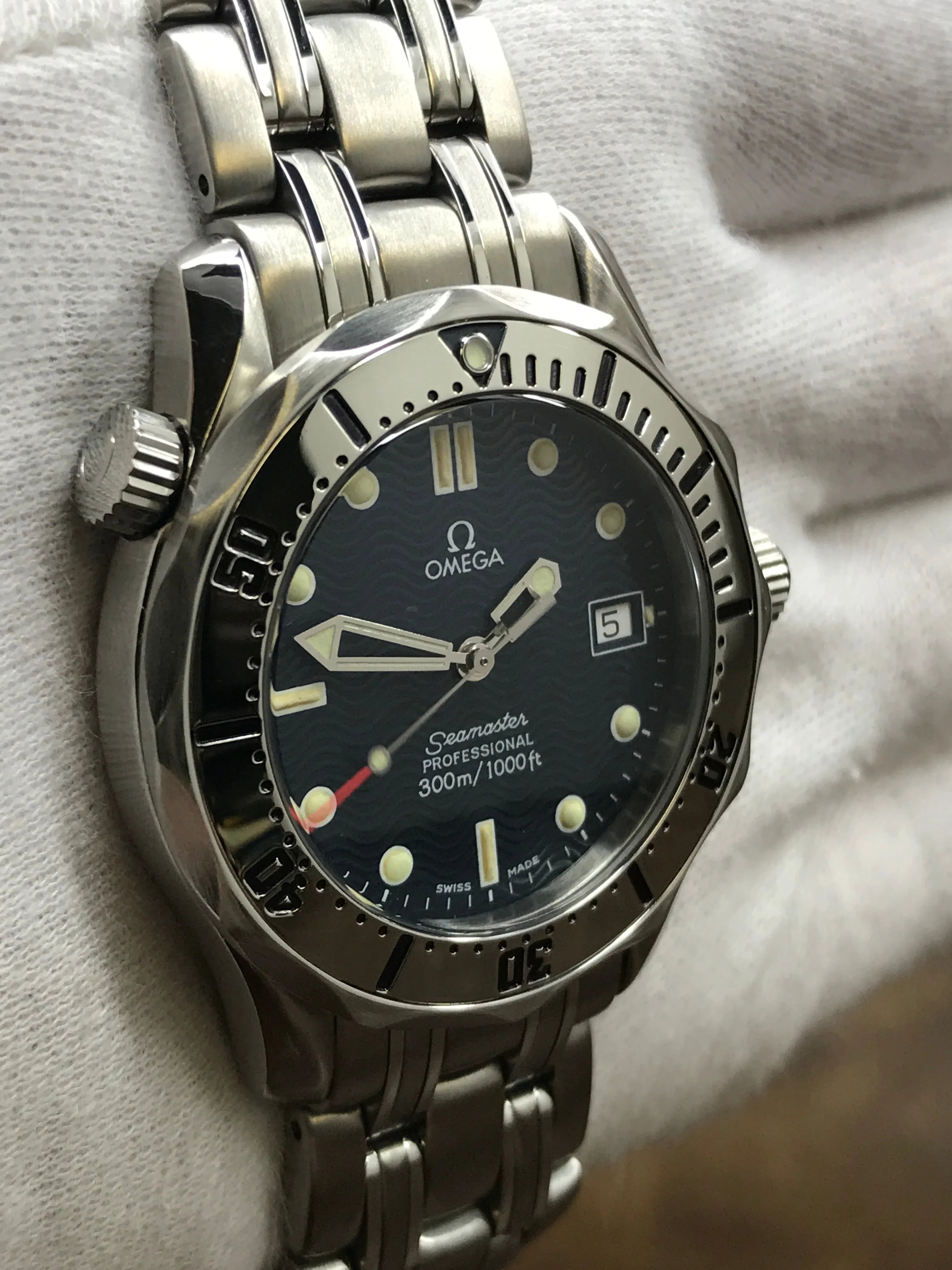 Omega Seamaster 2562.80.00 Blue Wave Dial Quartz Men's Watch