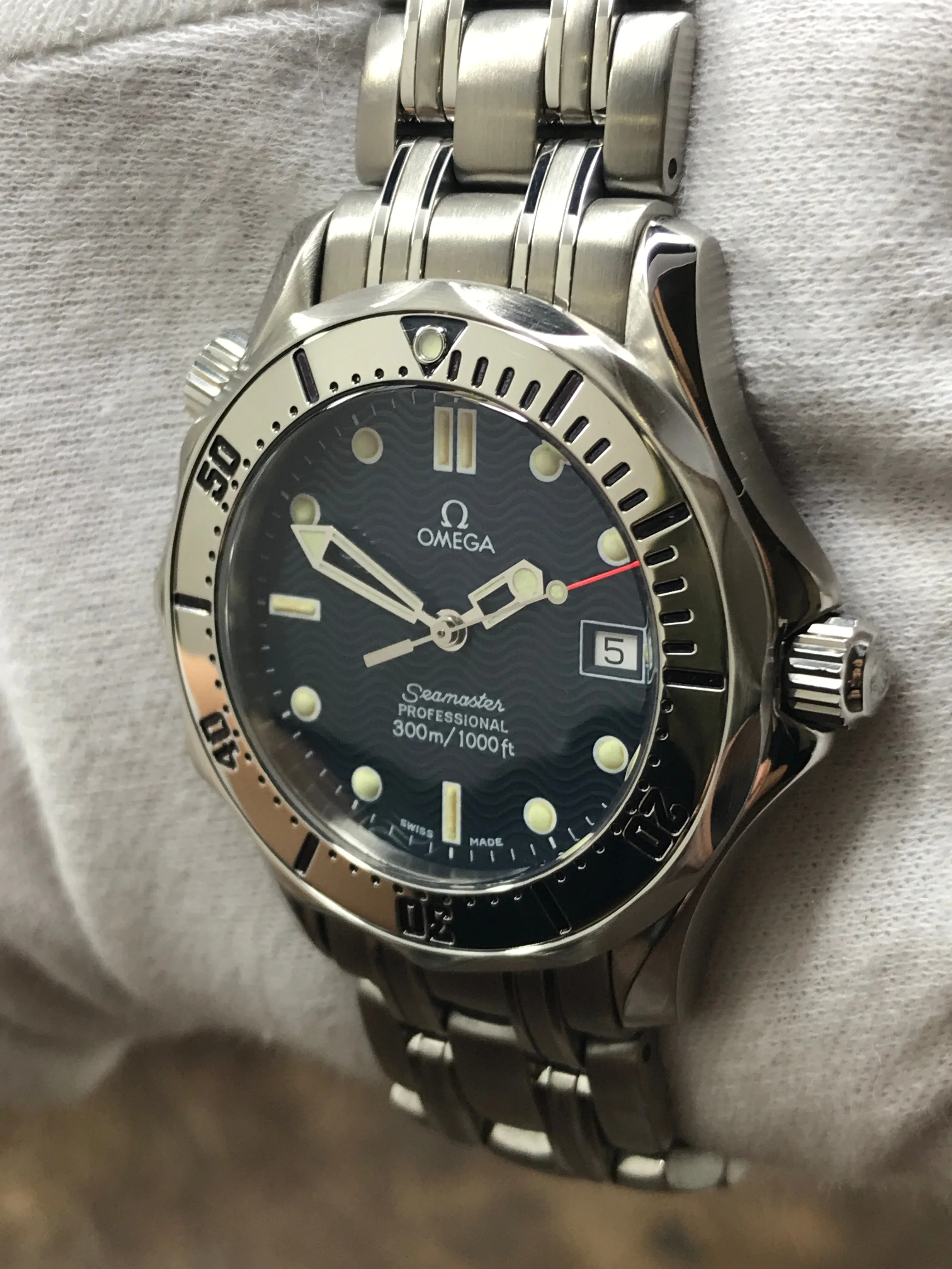 Omega Seamaster 2562.80.00 Blue Wave Dial Quartz Men's Watch