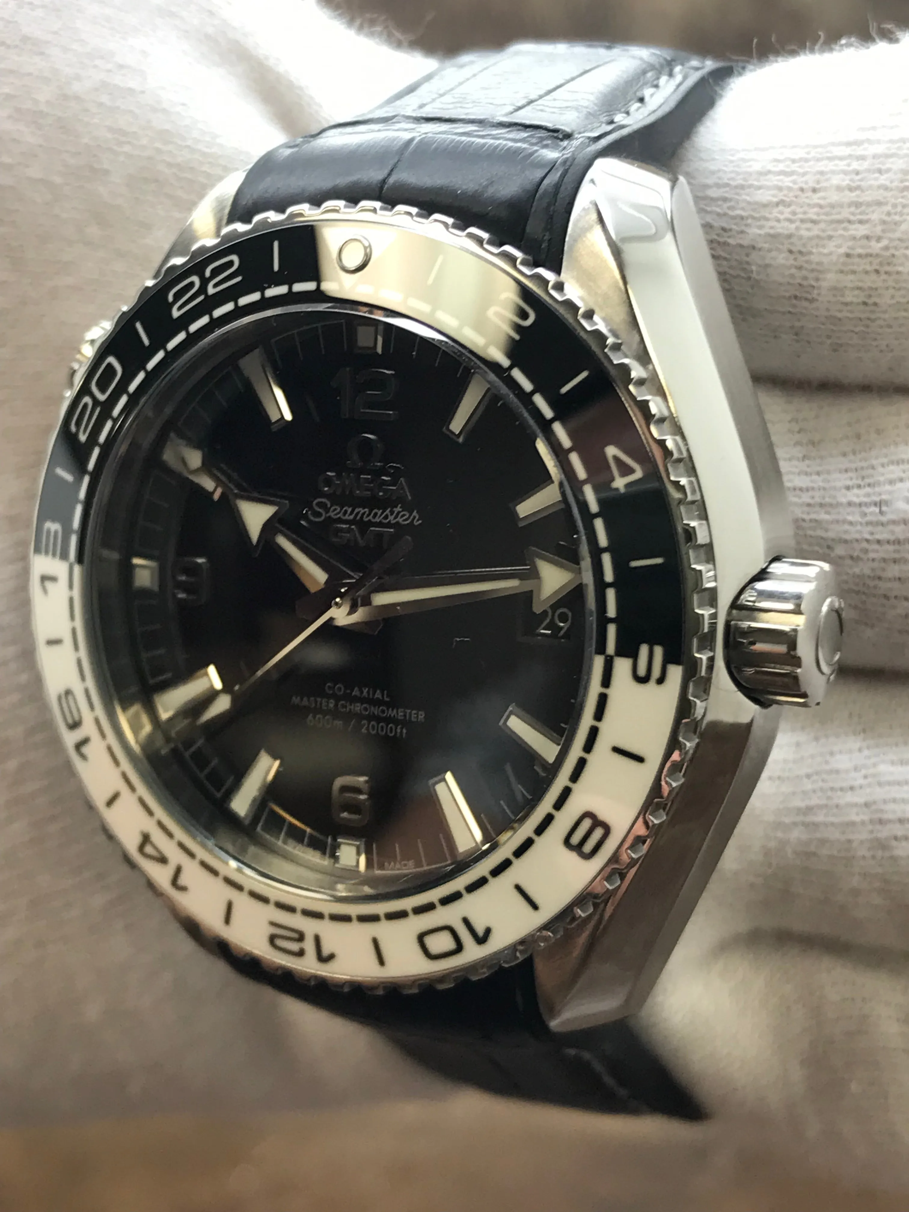 Omega Seamaster Planet Ocean GMT Oreo 215.33.44.22.01.001 Black Dial Automatic Men's Watch