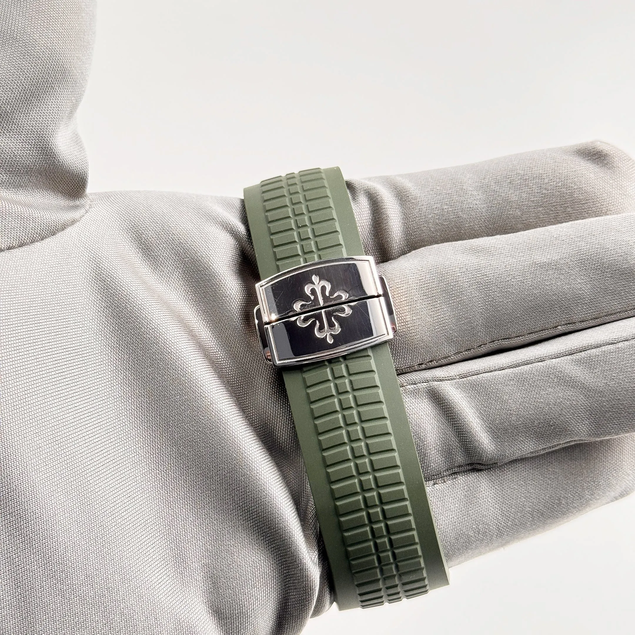PP Luxury Watches Aquanaut 5968G-010 Chronograph White Gold Khaki Green (2022)